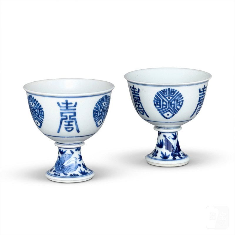 PAIRE DE COUPES À PIED EN PORCELAINE BLEU BLANC  CHINE, DYNASTIE QING (1644-1911)